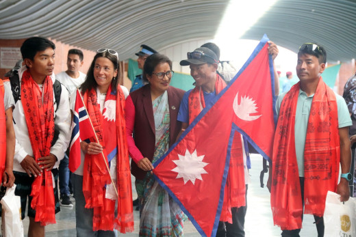 कीर्तिमानी पर्वतारोहीलाई विमानस्थलमा भव्य स्वागत